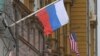 Një flamur rus valon pranë ndërtesës së ambasadës amerikane në Moskë, 15 prill 2021. 