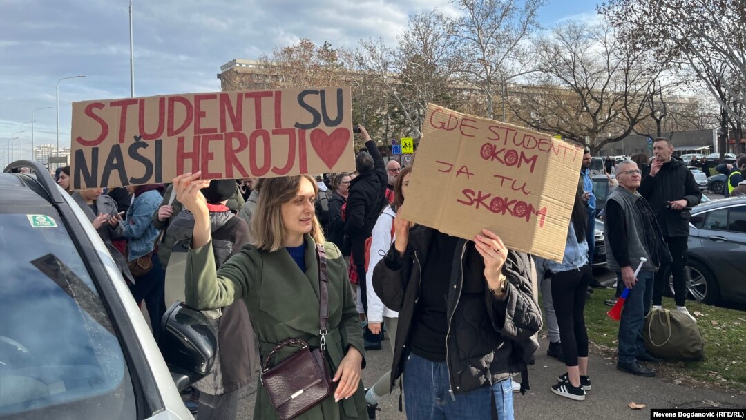 "Studenti su naši heroji" i "Gde studenti okom, ja tu skokom" kao poruke podrške za studente koji peške idu do Novog Sada, 30. januar 2025.