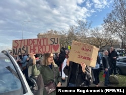 „Studenții sunt eroii noștri” - mesaj de sprijin pentru studenții care merg pe jos la Novi Sad.