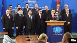 Премиерот Никола Груевски и владините министри на прес конференција