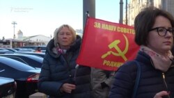 Protest Outside Duma As Russian Lawmakers Vote On Retirement Age Hike