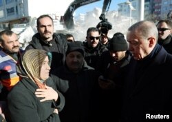 Președintele turc Recep Erdoğan este criticat pentru modul în care autoritățile au intervenit după cutremur, dar și pentru lipsa de investiții în infrastructură din ultimii ani.