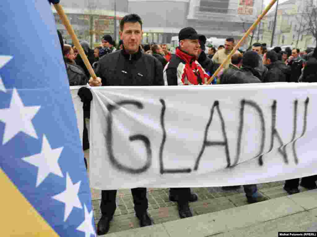 BiH - Protesti bivših vojnika ispred zgrade Parlamenta, na Dan armije BiH, Sarajevo, 01.12.2011. 