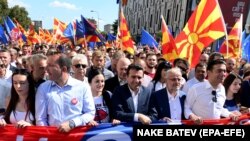 Coloana de manifestanți, în frunte cu premierul de la Skopje Zoran Zaev (centru)