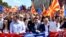 Coloana de manifestanți, în frunte cu premierul de la Skopje Zoran Zaev (centru)