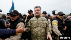 Пётр Порошенко во время посещения Славянска на востоке Украины летом этого года 