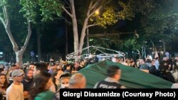 პოლიციის წინააღმდეგობის მიუხედავად, აქციის მონაწილეებმა კარვები გაშალეს.