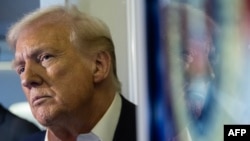 Presidenti amerikan, Donald Trump, duke folur për gazetarët në bordin e avionit presidencial. 27 tetor 2025. 