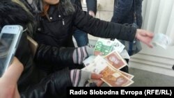 Новинарите му понудија пари за изјава на пратеникот Љубен Арнаудов, обвинет за „27 април“ откако тој претходно побара 50 евра за изјава