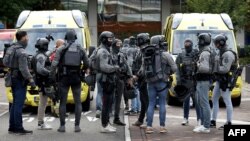 Офіцери поліції біля медичного центру, який був оточений після двох повідомлень про випадки стрілянини, 28 вересня 2023 року 