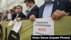 Reprezentanții AUR protestează prin grevă parlamentară, față de neintroducerea la vot a moțiunii de cenzură inițiată de aceștia în Parlamentul României, București, 20 septembrie 2021