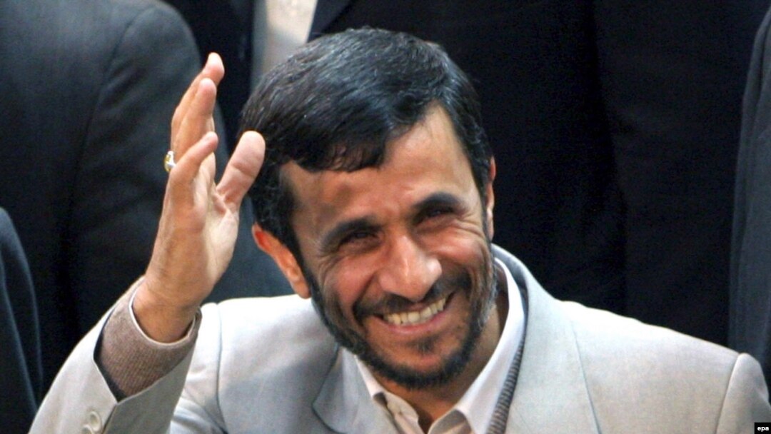 محمود احمدی نژاد می گويد ايران حاضر است راه نجات را به آمريکا و بريتانيا نشان دهد.