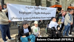 დიუშენის სინდრომის მქონე ბავშვები და მათი მშობლები თბილისში, თავისუფლების მოედანზე.