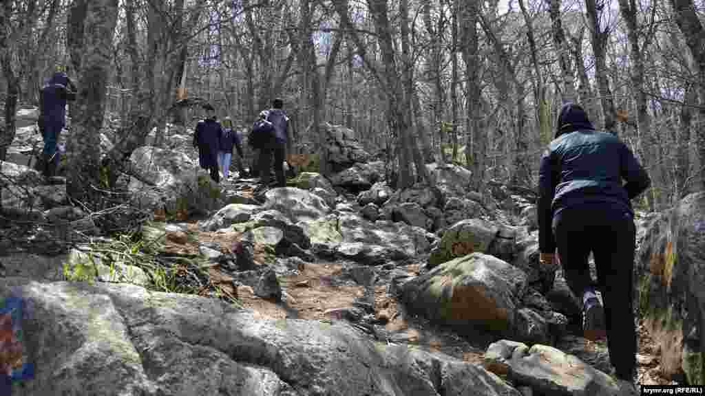 Töpedeki Çatal Qayağa (şimdi oña &quot;Zubtsı&quot; - &quot;tişçikler&quot; deyler) köterilmek içün ormandan taşlı yolaçıqtan keçmek kerek