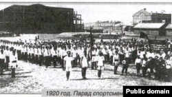 Парад спортсменов в честь открытия "Красной олимпиады". Омск. 1920 г.