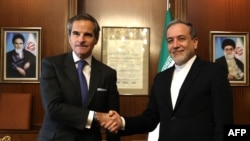 IAEA chief Rafael Grossi (left) meets with Iranian Foreign Minister Abbas Araqchi in Tehran on November 14.