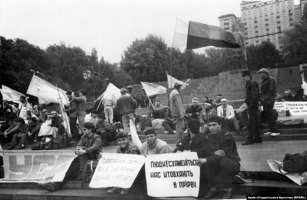 У перший день політичного голодування. Майорять два прапори: синьо-жовтий і червоно-чорний. Київ, 2 жовтня 1990 року