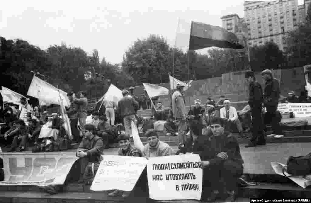 У перший день політичного голодування. Майорять два прапори: синьо-жовтий і червоно-чорний. Київ, 2 жовтня 1990 року
