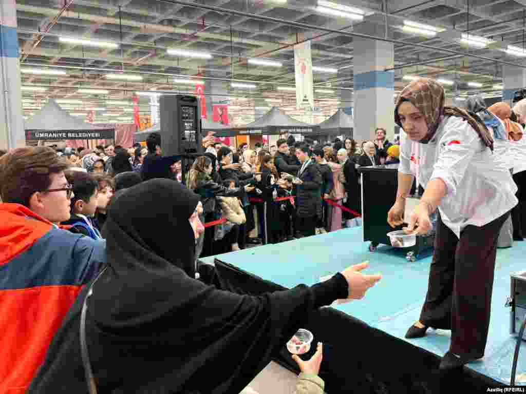 Бәйгене карап торучылар Татарстан татлысын татып карый