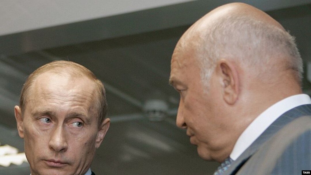 Наблюдатели гадают: надолго ли Путин поддержал Лужкова