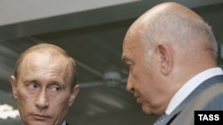 Luzhkov (right) with Putin last year