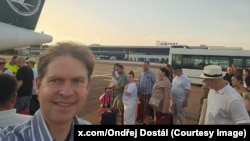 Ondřej Dostál, așteptând să plece la București după ce n-a fost lăsat să meargă la conferință.