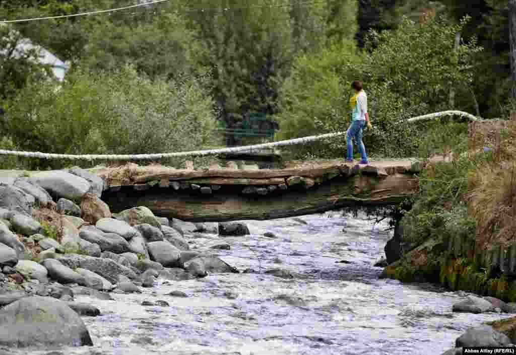 Toğanalı kəndi Kürəkçayın hər iki tərəfində, sahil boyu uzandığı üçün hər iki tərəfi birləşdirən bir neçə körpü var. Amma körpülərin vəziyyəti o qədər də təhlükəsiz deyil. Yazda yağıntıların və dağ ətəklərindəki qarların əriməsinə görə çay suyunun səviyyəsi qalxır və körpülər daha da təhlükəli olurlar.