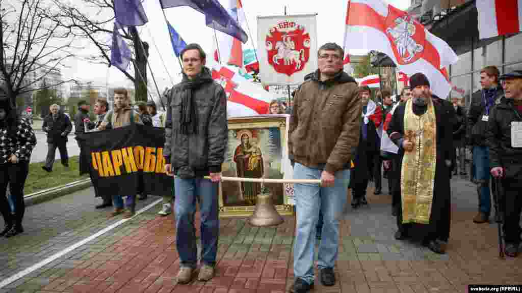 Наперадзе калёны нясуць ікону &quot;Маці божай ахвяраў Чарнобыля&quot;