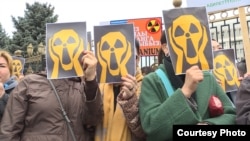 Участники митинга против добычи урана. Бишкек, 26 апреля 2019 года