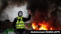 France -- Demonstrators clash with riot police at the Arc de Triomphe, December 1, 2018