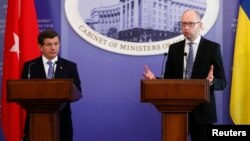 Ахмет Давутоглу (л) і Арсеній Яценюк