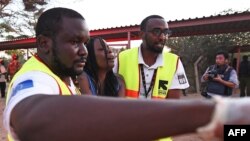 Keniyada tibb işçiləri yaralı tələbəyə yardım edirlər. 2 aprel 2015