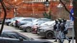 Російські силовики поруч з ЖК «Алые паруса» в Москві після вибуху, 3 лютого 2025 року