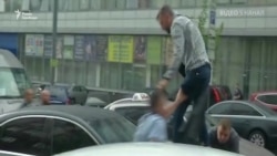 Момент нападу на автомобіль Порошенка – відео