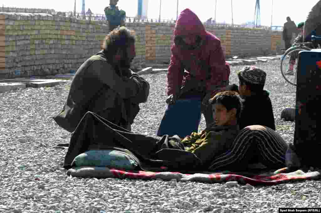 افغانستان: کندهار، د مرستو په تمه ناست هاشم، حفیظ الله او د هغه پلار