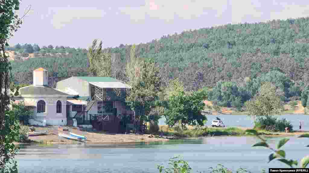 Действующая база отдыха на берегу Симферопольского водохранилища
