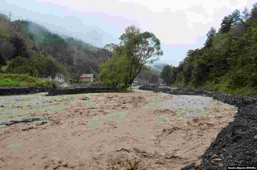 Bosnia-Zeljezno Polje, floods, Zepce, 6Aug2014.