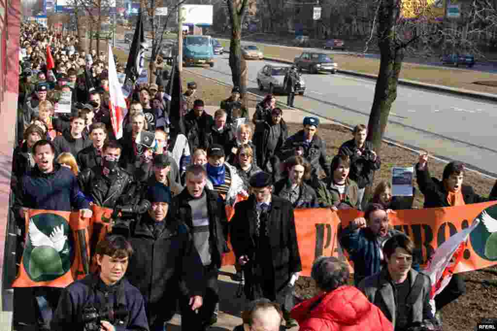 Марш на улице Королева.