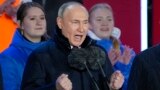 Președintele rus, Vladimir Putin, se adresează mulțimii la un concert care marchează victoria sa în alegerile prezidențiale și aniversarea a 10 ani de la anexarea peninsulei Crimeea de către Rusia, în Piața Roșie din Moscova, 18 martie 2024.