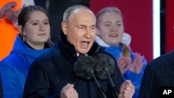 Ruski predsjednik Vladimir Putin tokom obraćanja publici na koncertu povodom njegove pobede na predsedničkim izborima i 10. godišnjice ruske aneksije Krima, na Crvenom trgu u Moskvi, 18. marta 2024.