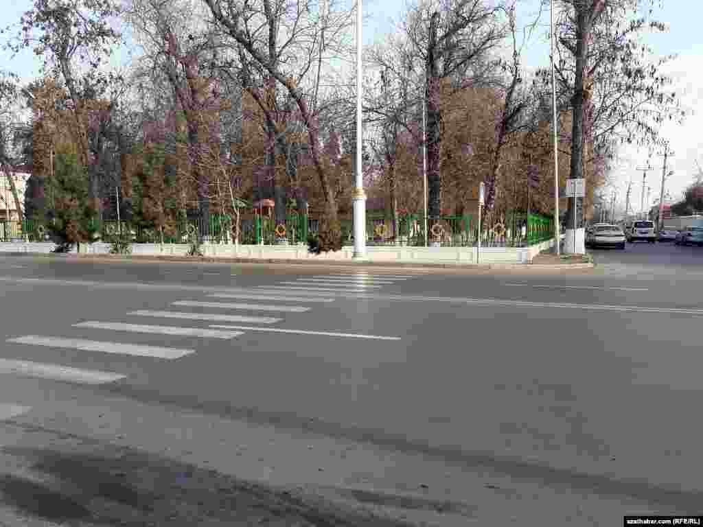 Köçäniň ugrundaky çagalar bagy.