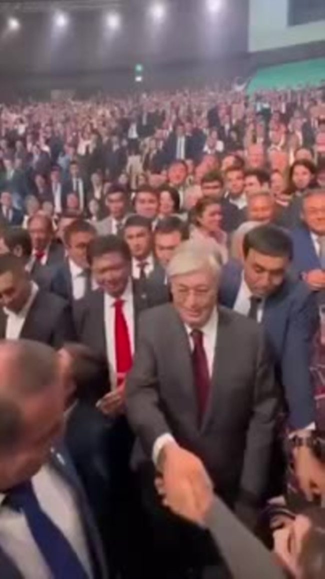 Культ как неизбежность? В Казахстане хвалят нынешнего президента, как когда-то хвалили предыдущего