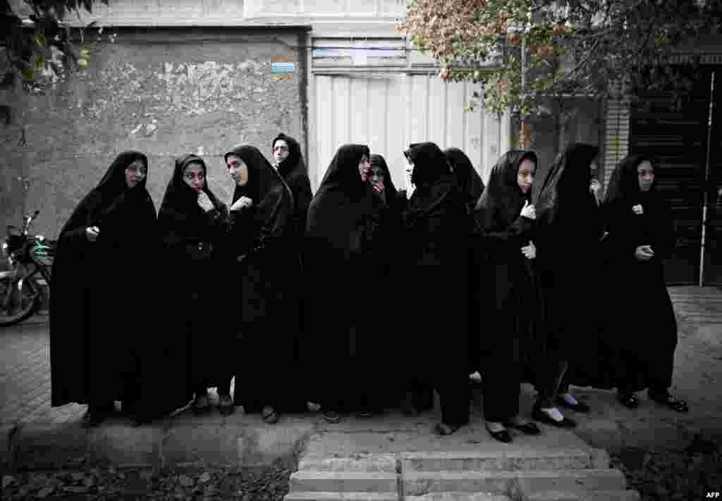 Women attend a Ta&#39;zieh performance.