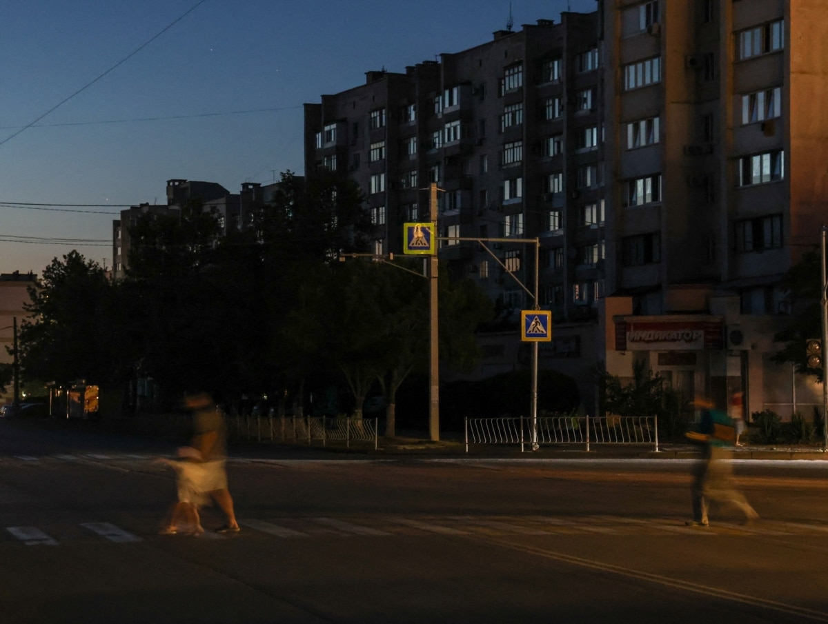 Вечір у Євпаторії. У вікнах будинків немає світла. 5 липня 2026 року.<br><br>У заяві «Крымэнерго» перелічено 19 міст і селищ по всьому півостров, які 7 липня залишилися без електропостачання