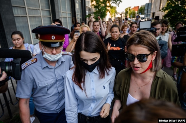 Мария Хачатурян (в центре) у суда, 28 июля 2020 года