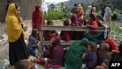 1 septembrie - Femei și fetele afgane așteaptă să primească îngrijiri medicale după cutremurul din provincia Kunar.