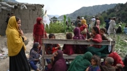 افغانستان - کودکان و زنان در حال دریافت خدمات صحی پس از زلزلۀ مرگبار در ولایت کنر