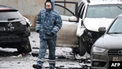 Сотрудница Следственного комитета РФ на месте взрыва автомобиля Фанила Сарварова, 22 декабря 2025 года