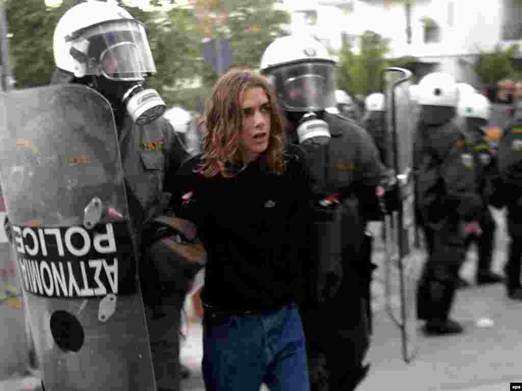 23 maj '09 - Autoritetet në Greqi kishin bërë të ditur se 14 veta janë lënduar dhe 46 të tjerë janë arresutar, për shkak të përleshjeve ndërmjet policisë dhe myslimanëve, që ishin të zemëruar për dyshime se një polic grek e kishte shkatërruar Kuranin. Policia kishte përdorur gaz lotsjellës dhe granata për t’i shpërndarë qindra protestues para Parlamentit dhe në pjesë të tjera të Athinës.