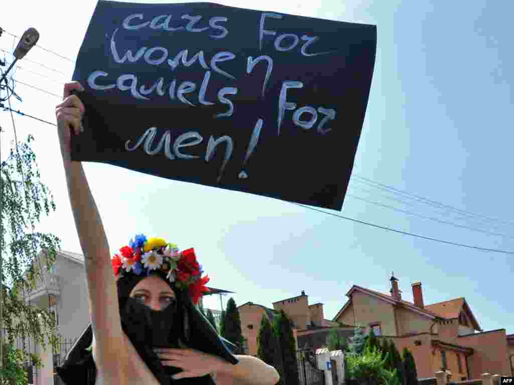 Ukrajina - Članice feminističkog pokreta FEMEN protestirale su ispred veleposlanstva Saudijske Arabije u Kijevu. Podržale su proteste žena u Saudijskoj Arabiji, protiv planova da im se zabrani vožnja automobila, Kijev, 16.06.2011. Foto: AFP / Sergei Supinsky   
